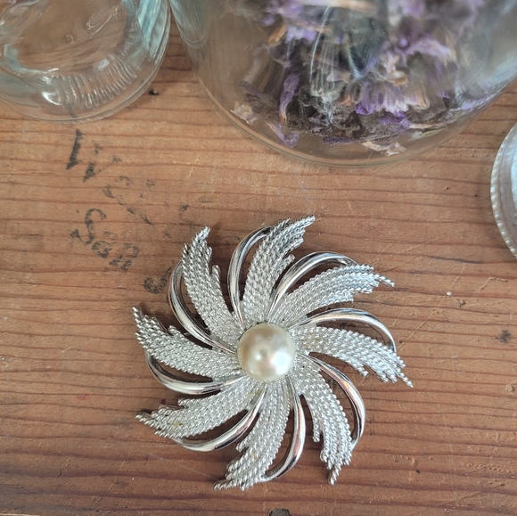 Sarah Coventry Brooch Flower with Faux Pearl Center - Picture 6 of 7